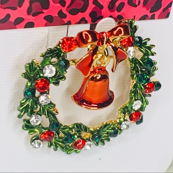 🎄🆕 Betsey Johnson Style - Christmas Wreath Bow Red Bell Brooch Pin - Picture 2 of 3